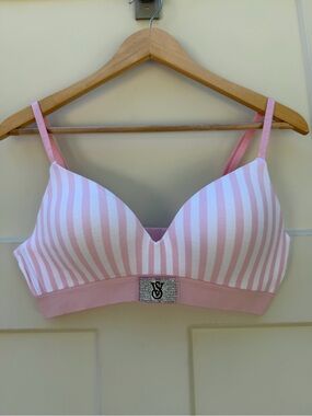 VS Pink & White Striped Bra 34C Wireless bra - Comfy, Soft Excellent Condition